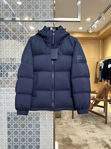 The Core Fabric Of The Jacket The Brand's Exclusive Spliced Blended Nylon Fabric Is Used.