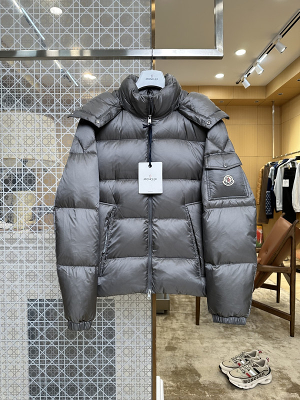 The Core Fabric Of The Jacket The Brand's Exclusive High-density Nylon Fabric Is Selected.