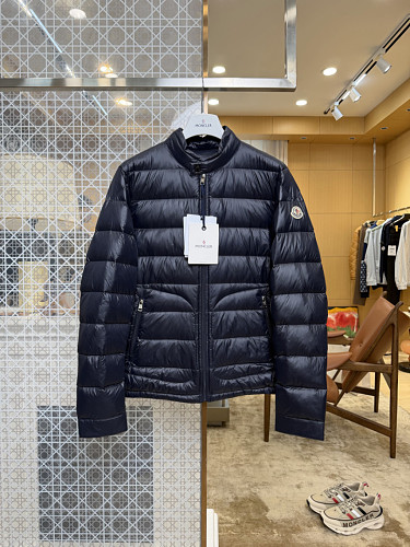 The Core Fabric Of The Jacket The Brand's Exclusive High-density Nylon Fabric Is Selected.