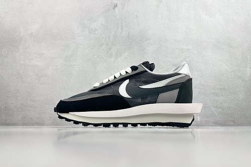 Zhenhui-Sacai X Nike Waffle -BV0073-001