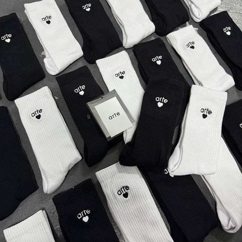 Ate Heart Socks Black White