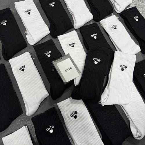 Ate Heart Socks Black White