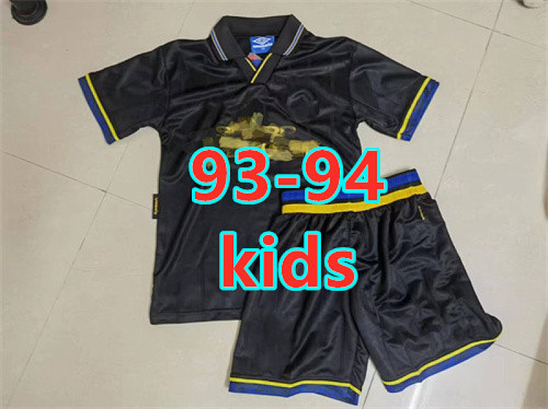 Manchester United Retro Kids Kit 16 -28