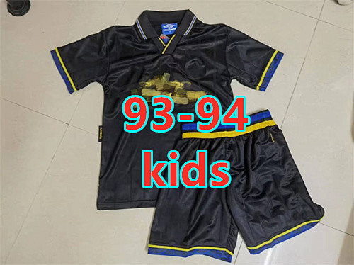 Manchester United Retro Kids Kit 16 -28