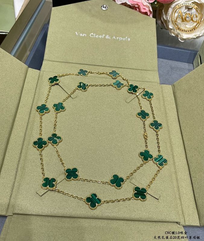 Natural Malachite 20-Flower Four-Leaf Clover Necklace