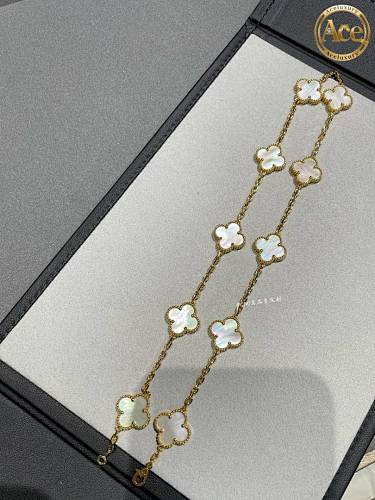 White Mother Of Pearl Four-Leaf Clover 10-Flower Necklace