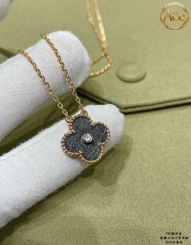 Natural Silver Luster Stone Four-Leaf Clover Necklace