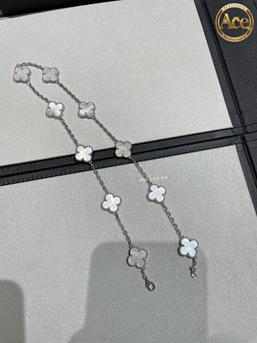 White Mother Of Pearl Four-Leaf Clover 10-Flower Necklace