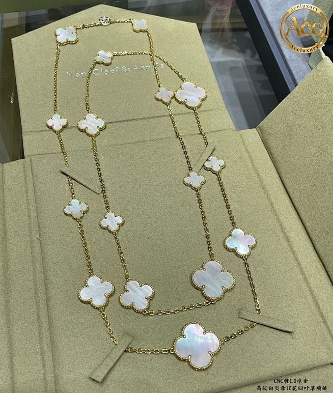Premium White Mother-of-Pearl 16-Flower Four-Leaf Clover Necklace