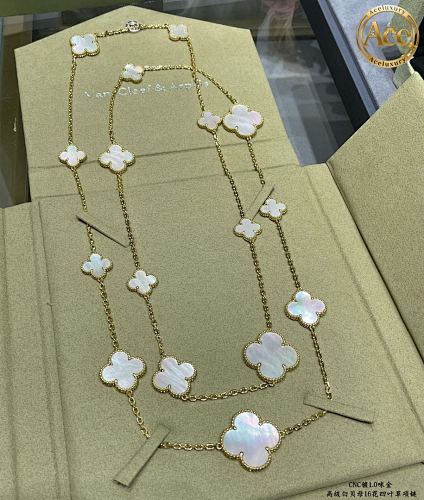 Premium White Mother-of-Pearl 16-Flower Four-Leaf Clover Necklace