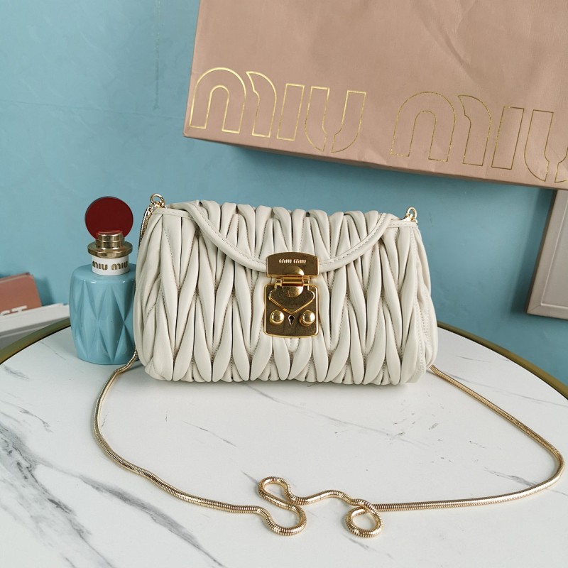 5BH196 MiuMiuMatelasse Size 22X13.5X7cm