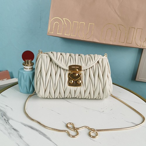 5BH196 MiuMiuMatelasse Size 22X13.5X7cm
