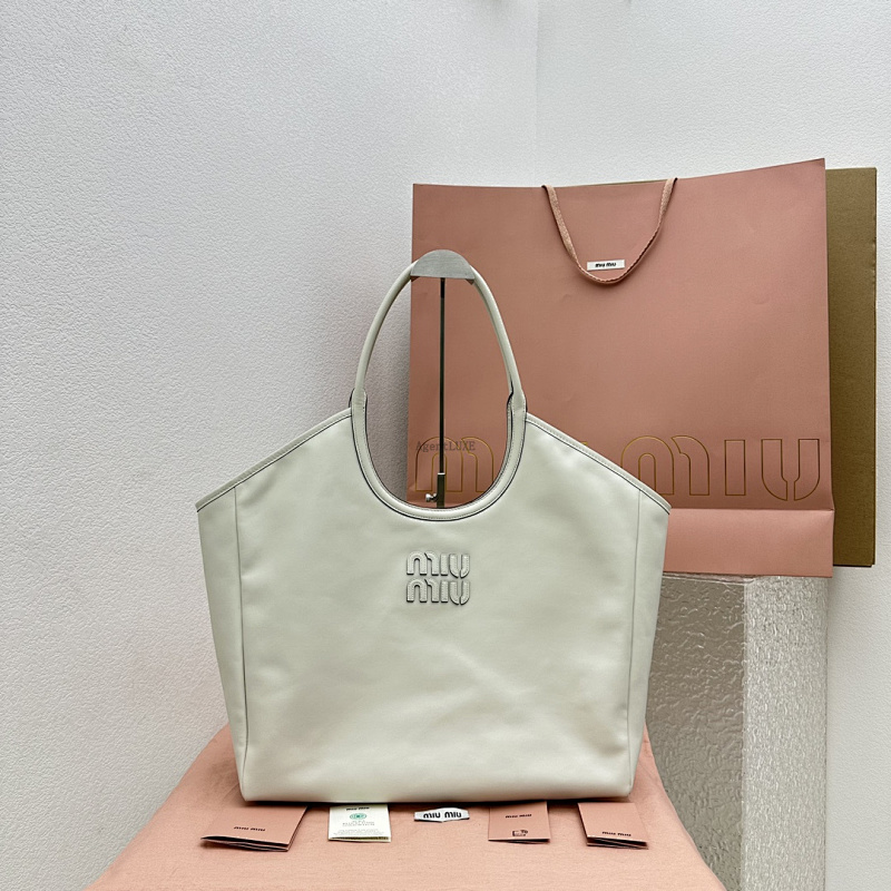 9 Isetan Popup Ivy Miu Momo Logo