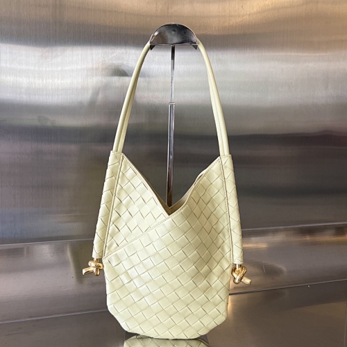BV Logo Tote Hin 30x26x2