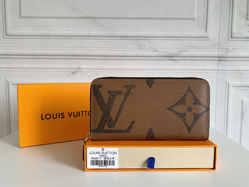 Louis Vuitton ZIppy LV Monogram Size 19x10cm