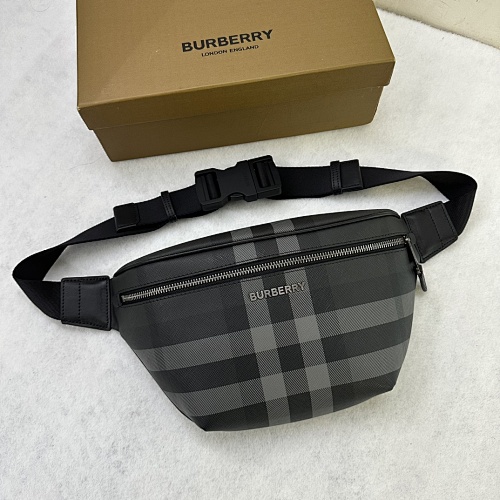 Burberry .1 . . . . Burberry . 37.5 X 8 X 17cm