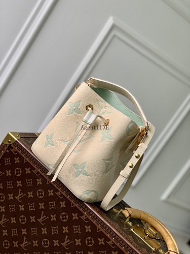 Louis Vuitton NéoNoé BB Monogram Empreinte Monogram Giant 20.0 X 20.0 X 13.0