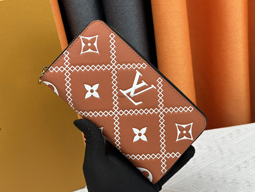 Louis Vuitton Zippy Monogram Vernis V Monogram Vernis 19.5x10.5x2.5cm