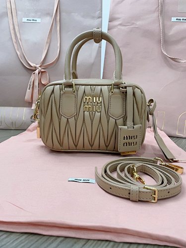 MiuMiu Too Pretty Matelasse MiuWander 19X13X6CM