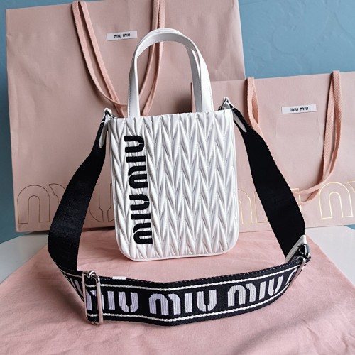 5BA220 Matelasse Logo MiuMiu Size 18X15X5CM