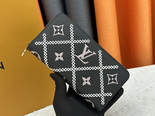 Louis Vuitton Zippy Monogram Vernis V Monogram Vernis 19.5x10.5x2.5cm