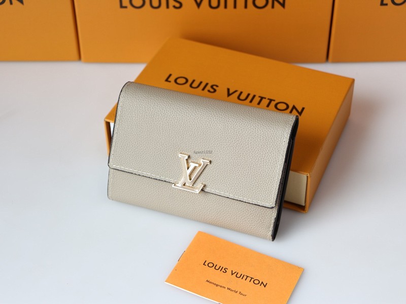 Louis Vuitton Taurillon Capucines Size 13.5 9.5 1.5cm