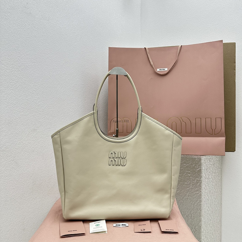 9 Isetan Popup Ivy Miu Momo Logo