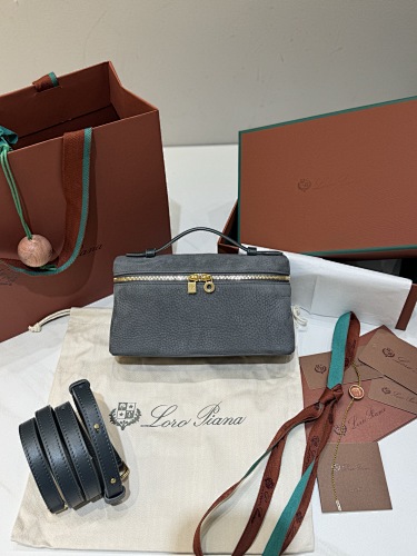 𝐋𝐨𝐫𝐨 𝐏𝐢𝐚𝐧 Extra Pocket Series Tote Crossbody Bag