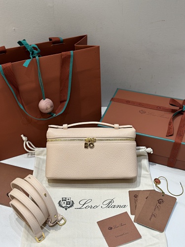 𝐋𝐨𝐫𝐨 𝐏𝐢𝐚𝐧 Extra Pocket Series Tote Crossbody Bag