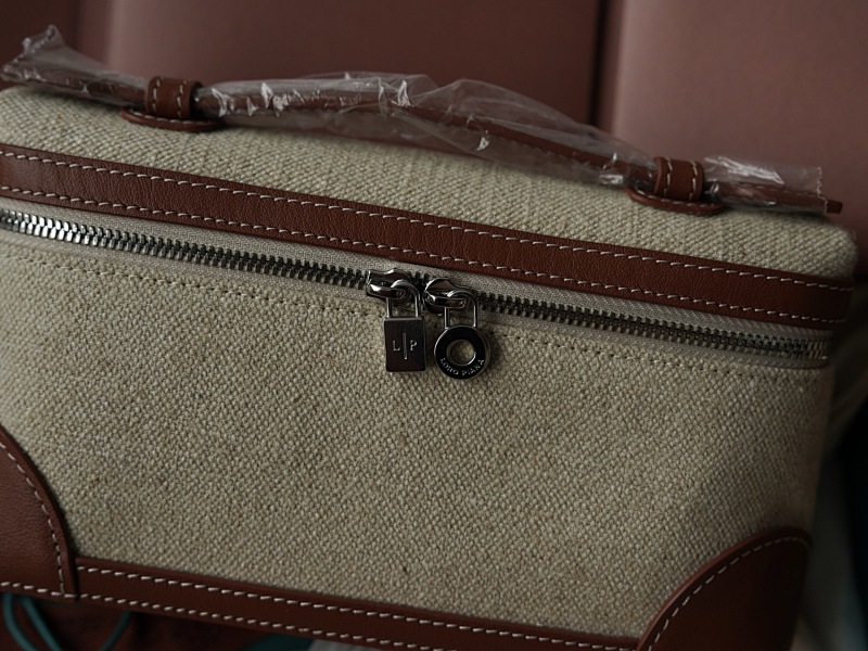 Extra Pocket Clutch