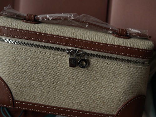 Extra Pocket Clutch