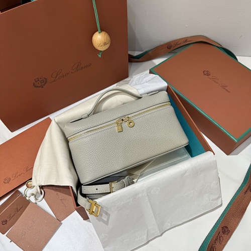𝐋𝐨𝐫𝐨 𝐏𝐢𝐚𝐧 Extra Pocket Series Tote Crossbody Bag