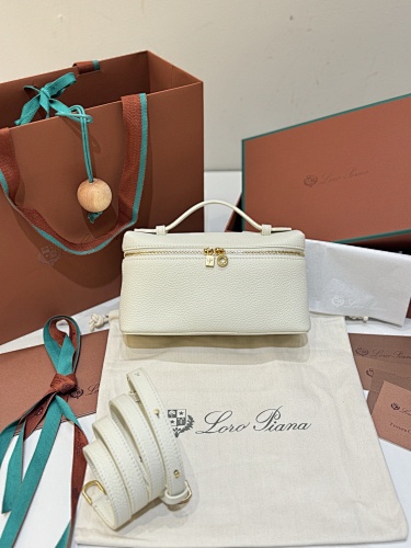 𝐋𝐨𝐫𝐨 𝐏𝐢𝐚𝐧 Extra Pocket Series Tote Crossbody Bag