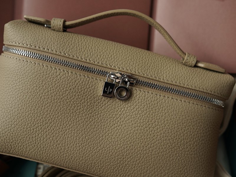 Extra Pocket Clutch