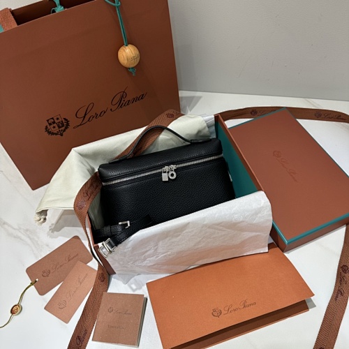 𝐋𝐨𝐫𝐨 𝐏𝐢𝐚𝐧 Extra Pocket Series Tote Crossbody Bag