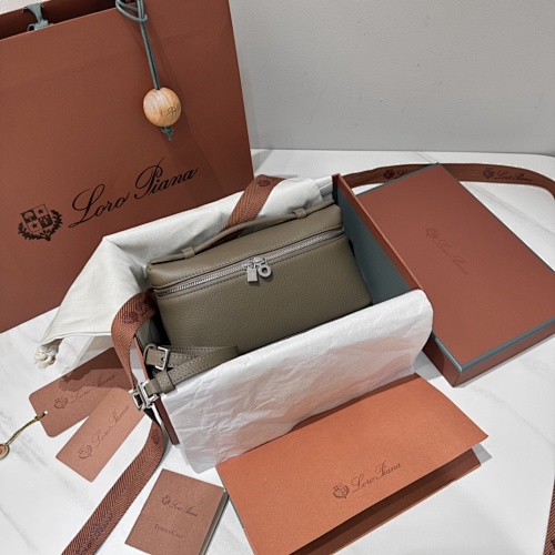 𝐋𝐨𝐫𝐨 𝐏𝐢𝐚𝐧 Extra Pocket Series Tote Crossbody Bag