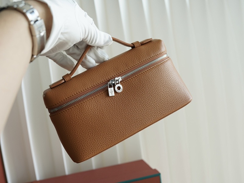 Extra Pocket Clutch