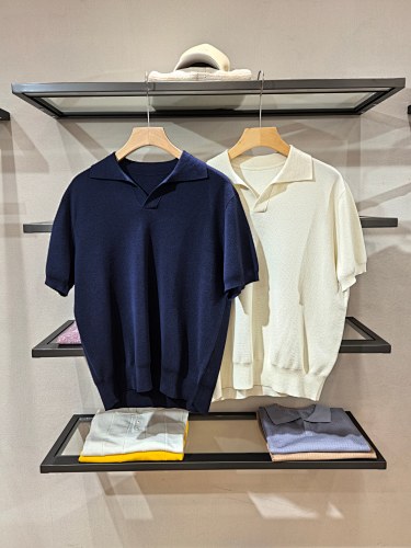 Off-White LP's New Short-sleeved T-shirt Features A Casual Yet Stylish Seagull Collar A Loose Fit An