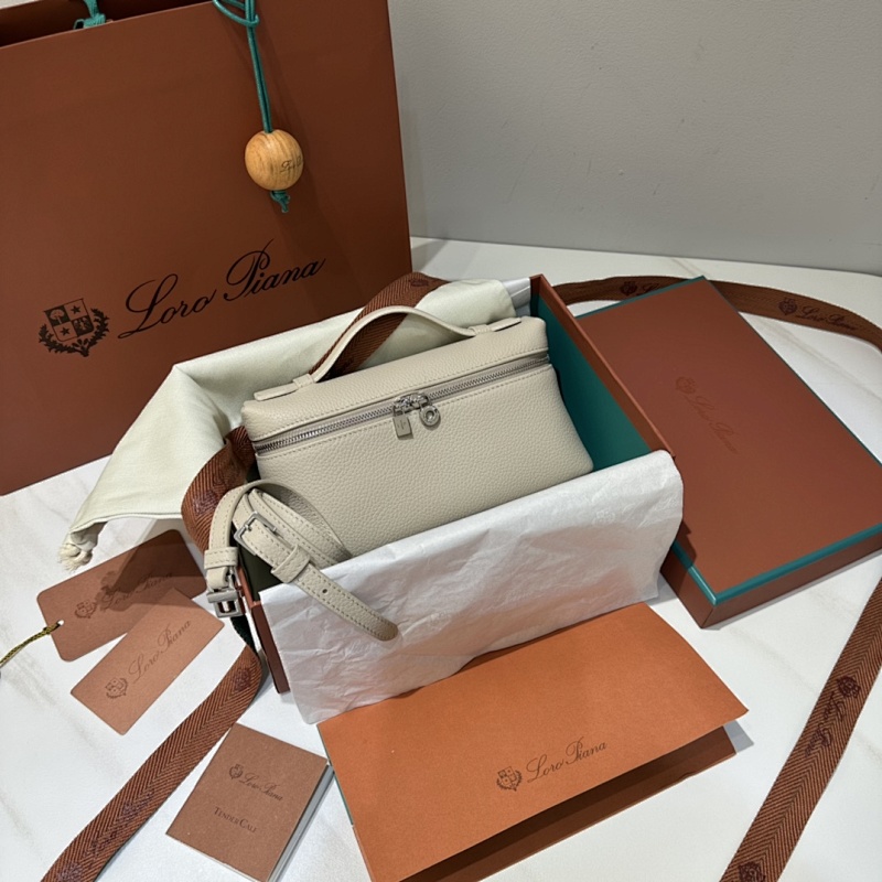 𝐋𝐨𝐫𝐨 𝐏𝐢𝐚𝐧 Extra Pocket Series Tote Crossbody Bag
