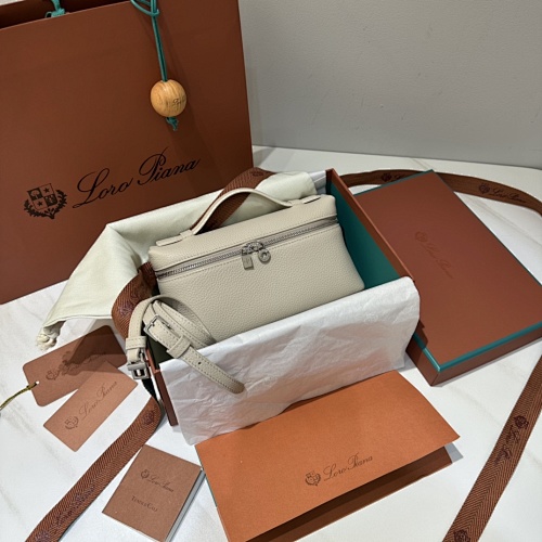 𝐋𝐨𝐫𝐨 𝐏𝐢𝐚𝐧 Extra Pocket Series Tote Crossbody Bag