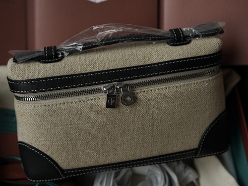 Extra Pocket Clutch