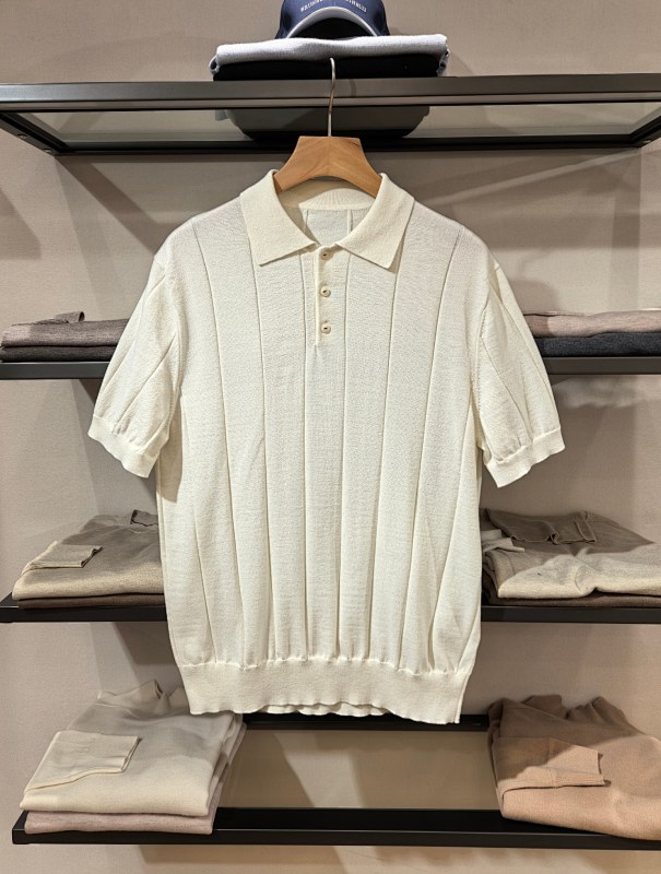 KT's New Short-sleeved Polo Shirt Features A Refreshing Look. Made Of A Tencel Wool Blend