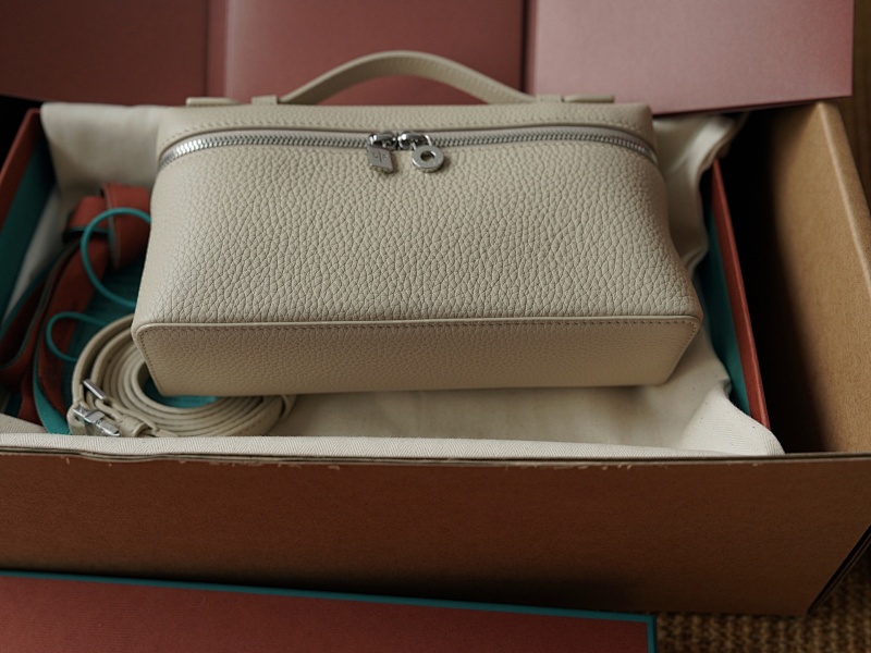 Extra Pocket Clutch
