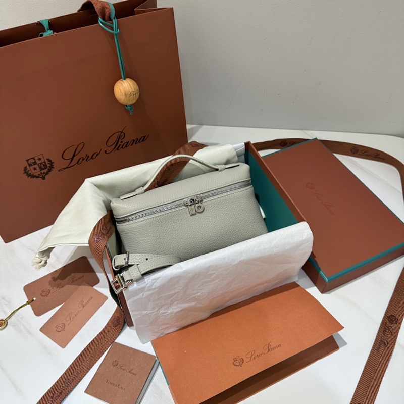 𝐋𝐨𝐫𝐨 𝐏𝐢𝐚𝐧 Extra Pocket Series Tote Crossbody Bag