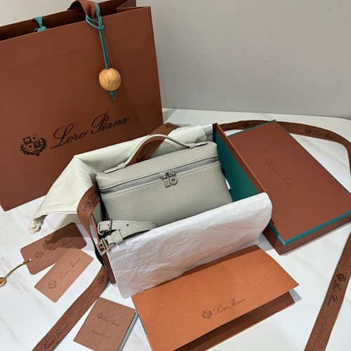 𝐋𝐨𝐫𝐨 𝐏𝐢𝐚𝐧 Extra Pocket Series Tote Crossbody Bag