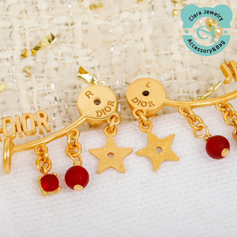 Jadi R Letter Red Agate Ear Clip