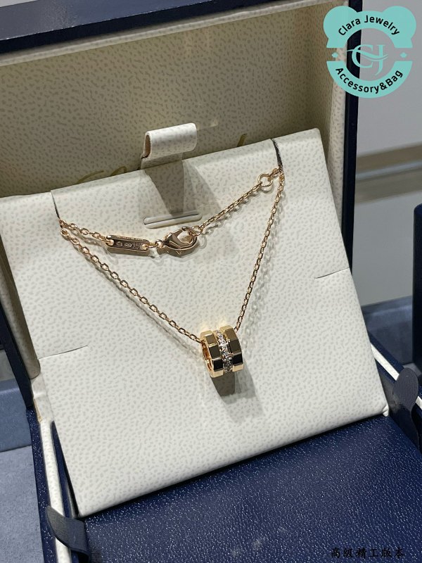 Chod Small Square Diamond Necklace