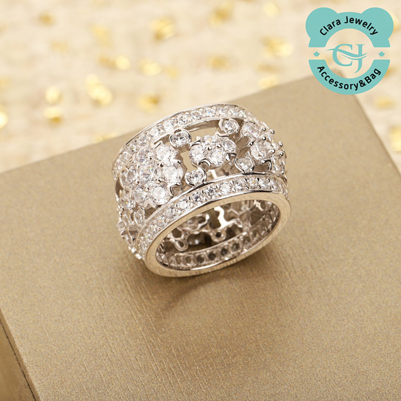 V A Snowflake Ring