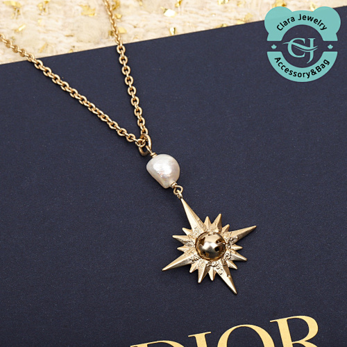 Cd Fantasy Christmas Series Necklace