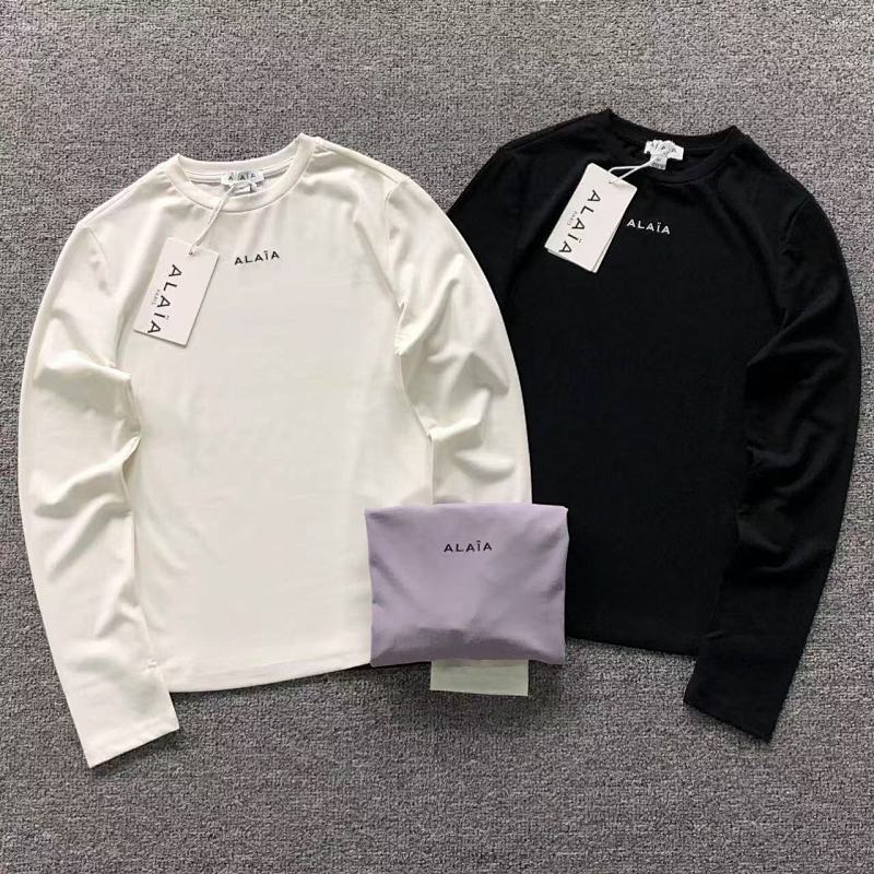 A Long Sleeved Femaie Styie